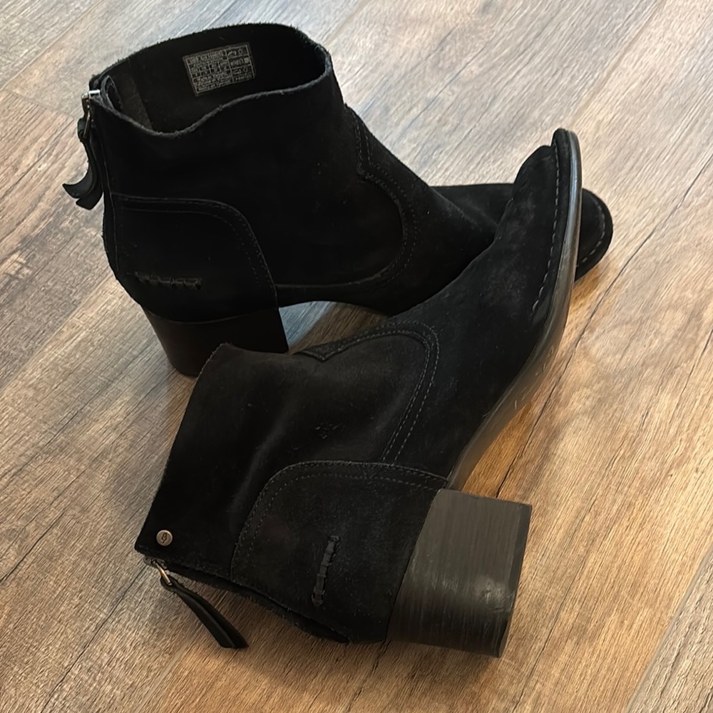 UGG Women’s Black Ankle Booties with Chunky Heel Size 8 Suede‎